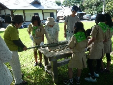 ノコで切って布をまいて