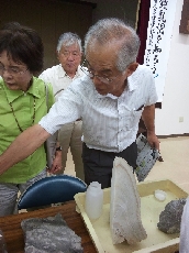 講演後、石筍などの説明をされる吉村教授