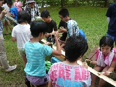 ミニトマトやゼリーも流れてました。まさにゼリーをキャッチしたラッキーな場面