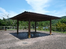 ボート乗り場近くの東屋