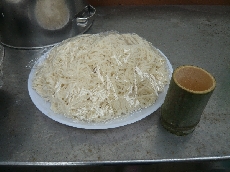 お母様方が頑張ってたくさんのそうめんをゆがいてくれました！カップは自分で作ったよ♪