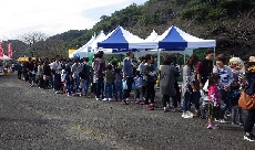 宝さがしの参加券を求めて長蛇