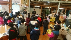 スタッフの説明に聞き入る児童のみなさん