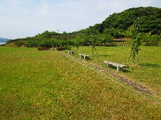 奥が屋根つきの休憩所になってます♪