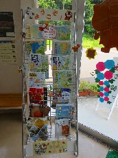 入ってすぐ右手に、西海市の地域ごとの地図やパンフレット等がございます♪（大島、﨑戸もこちらに。）