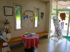 長椅子でくつろがれていかれる方も多いです☆