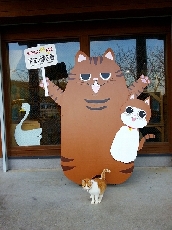 看板とモデルのいさみ