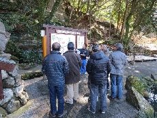 鍾乳洞入口で説明に聞き入る皆さん！