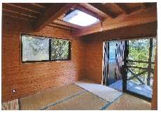 8人用バンガロー室内(畳の間）とトイレ